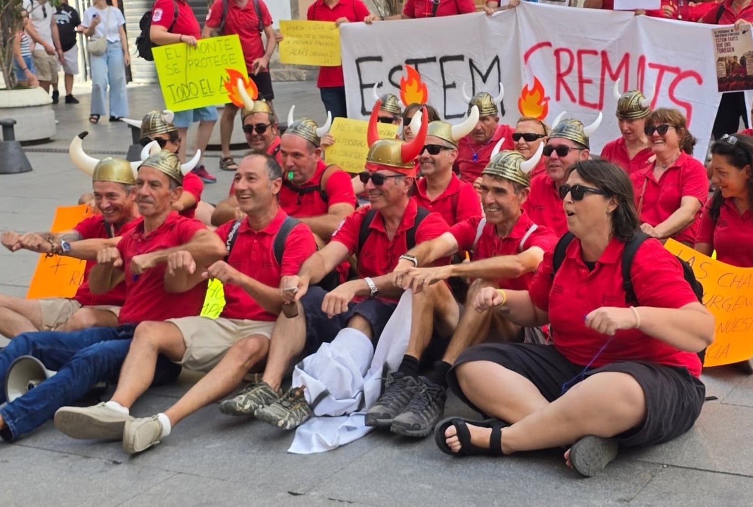  Personal de prevenció d'incendis protestant davant de la Generalitat | EP
