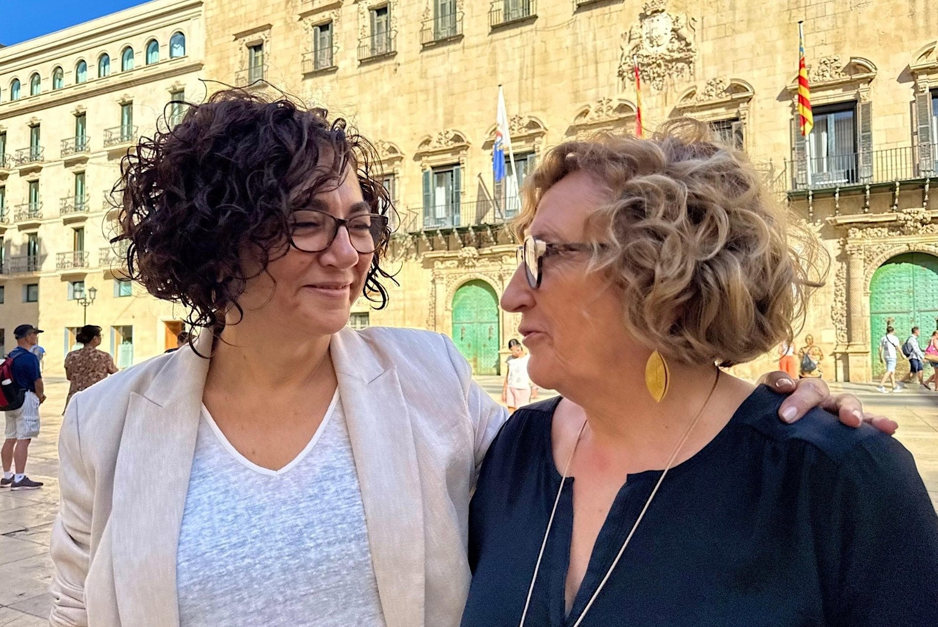 La nova portaveu del PSPV a l'Ajuntament d'Alacant, Trini Amorós, i la portaveu adjunta, Ana Barceló | EP