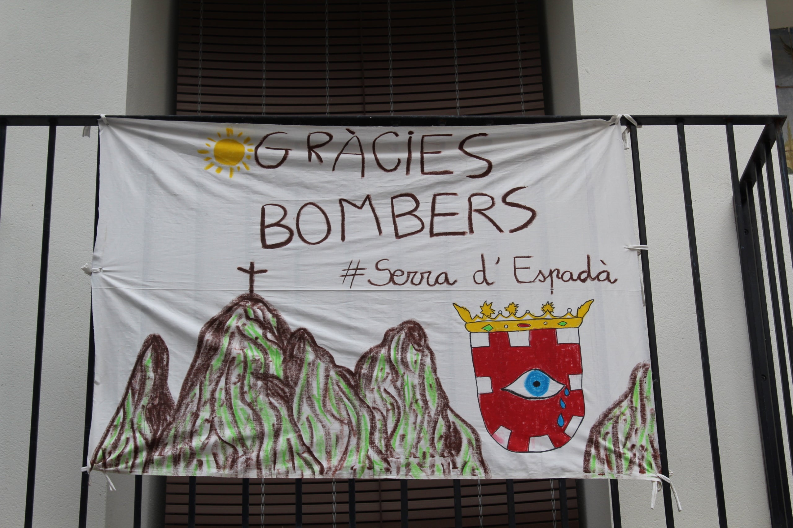 Missatge d'agraïment als bombers en un balcó de l'Alcúdia de Veo (la Plana Baixa), a la Serra d'Espadà