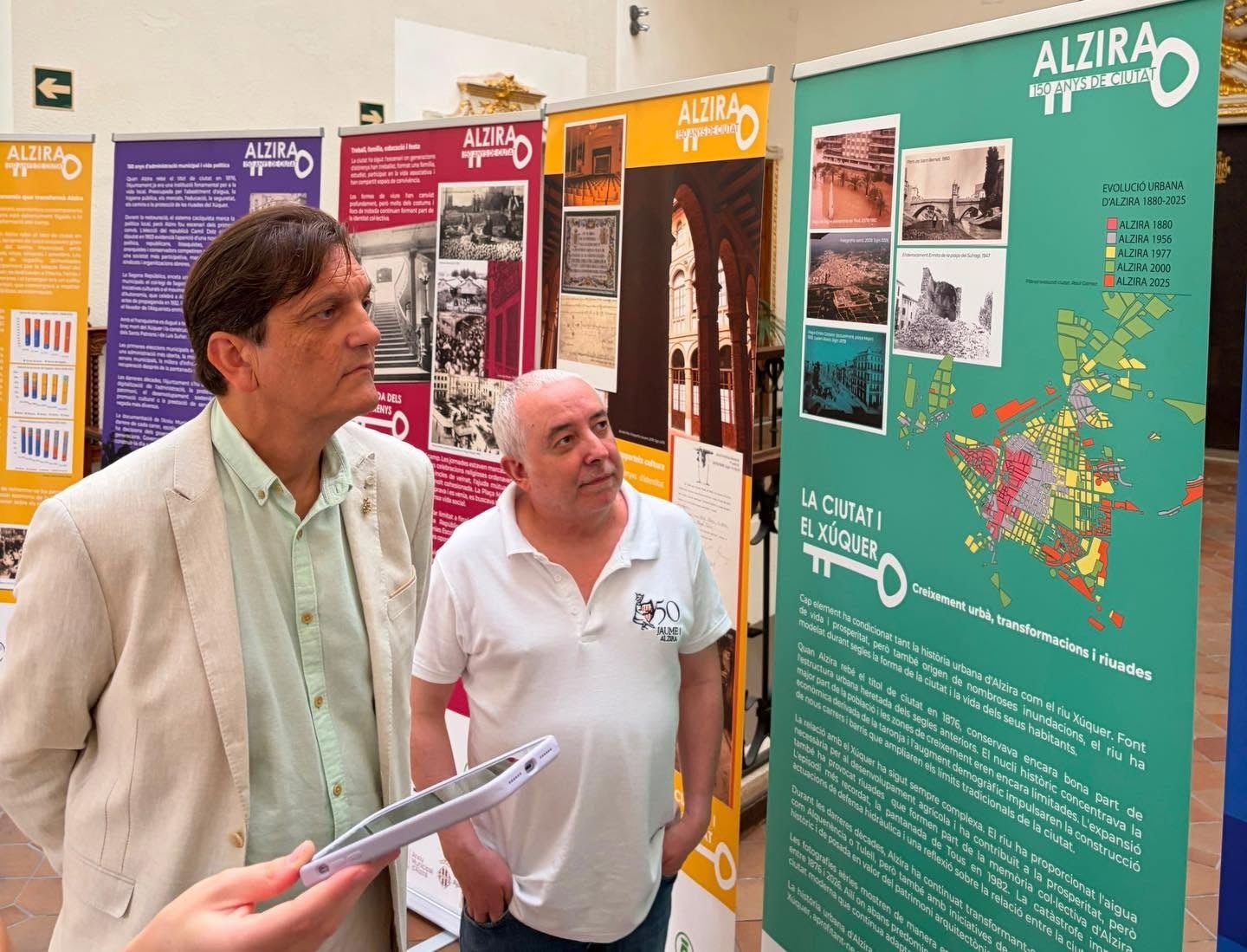 L'alcalde d'Alzira, a l'esquerra, visita els panells de l'exposició aquesta setmana.