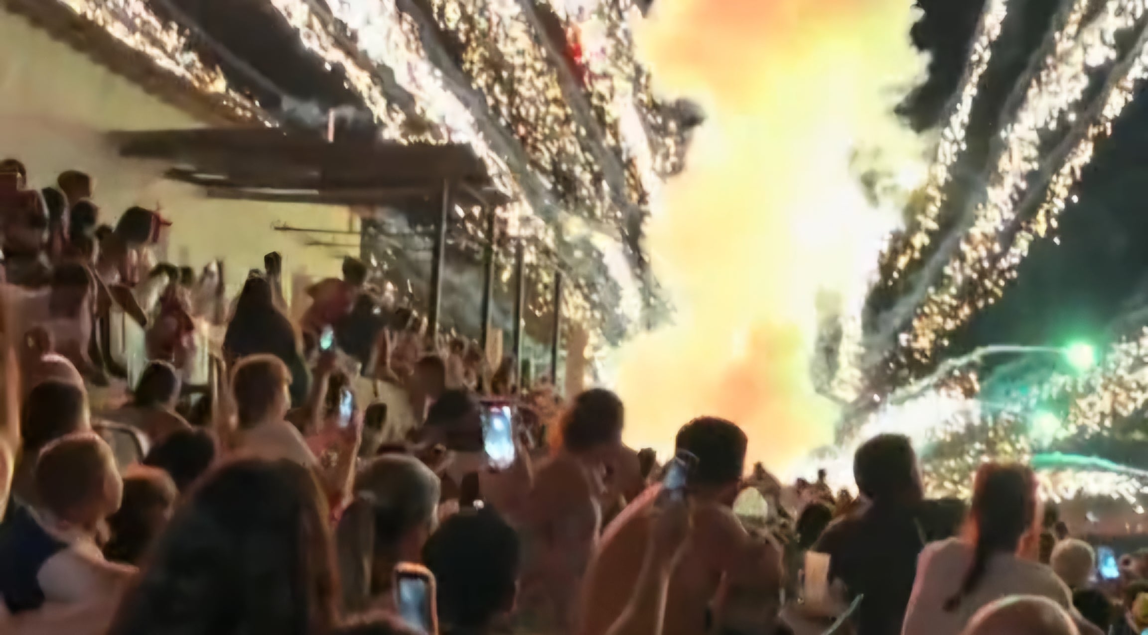 Moment de l'impacte de la carcassa de pòlvora del Castell de l'Olla d'Altea en la plantja | TikTok