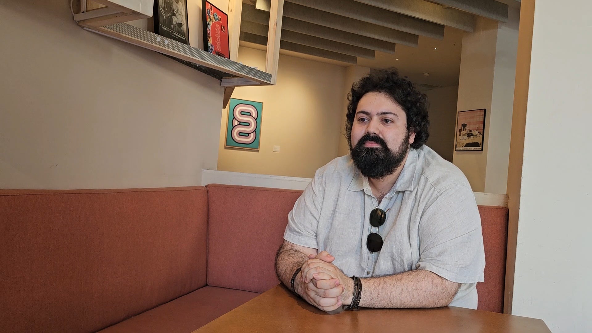 Inti Alberto, director de l'escola Cinemar, en el bar Babel. Josan Piqueres