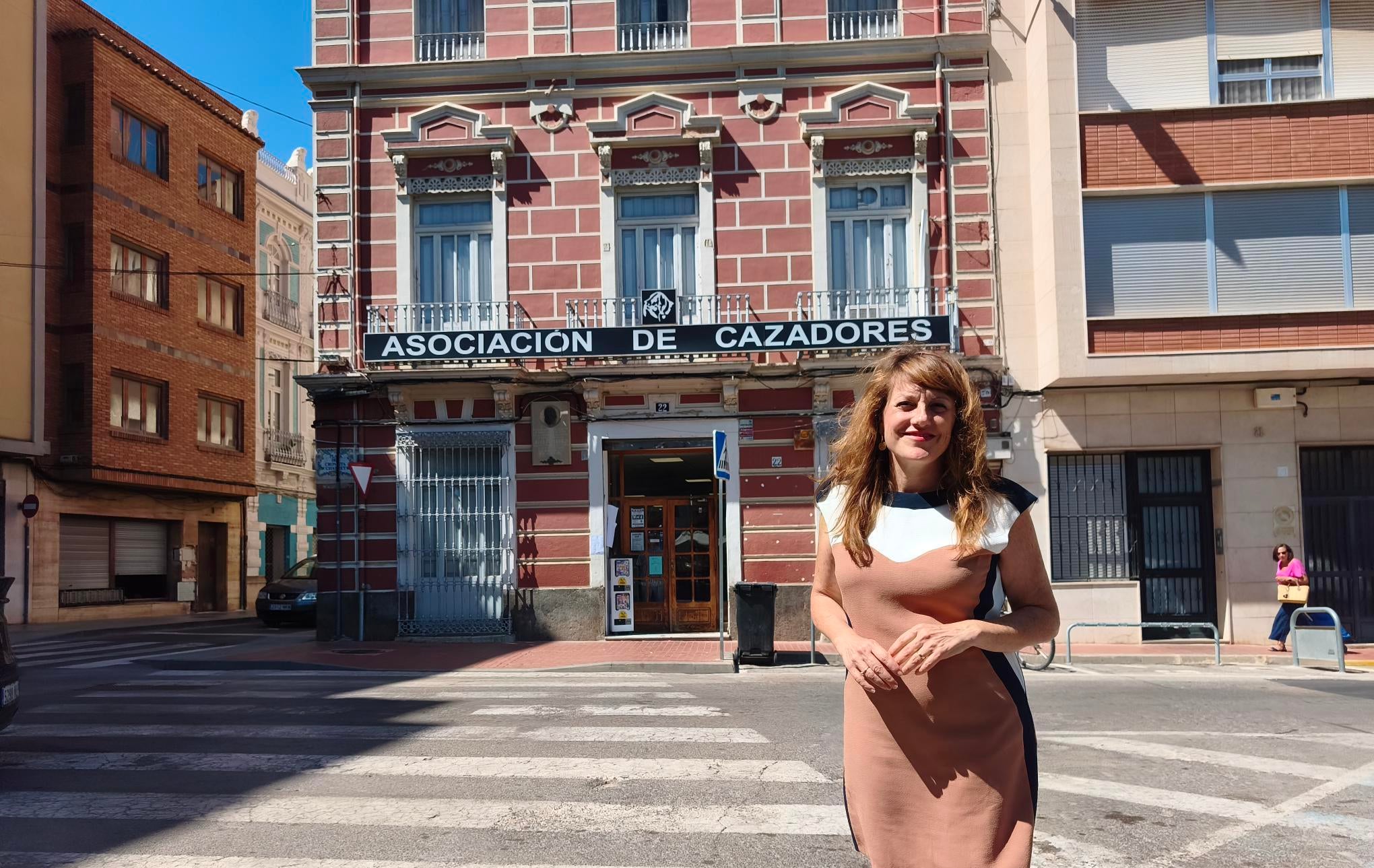La portaveu de Compromís a l'Ajuntament de Sagunt, M. Josep Picó, davant la casa natal de Joaquín Rodrigo