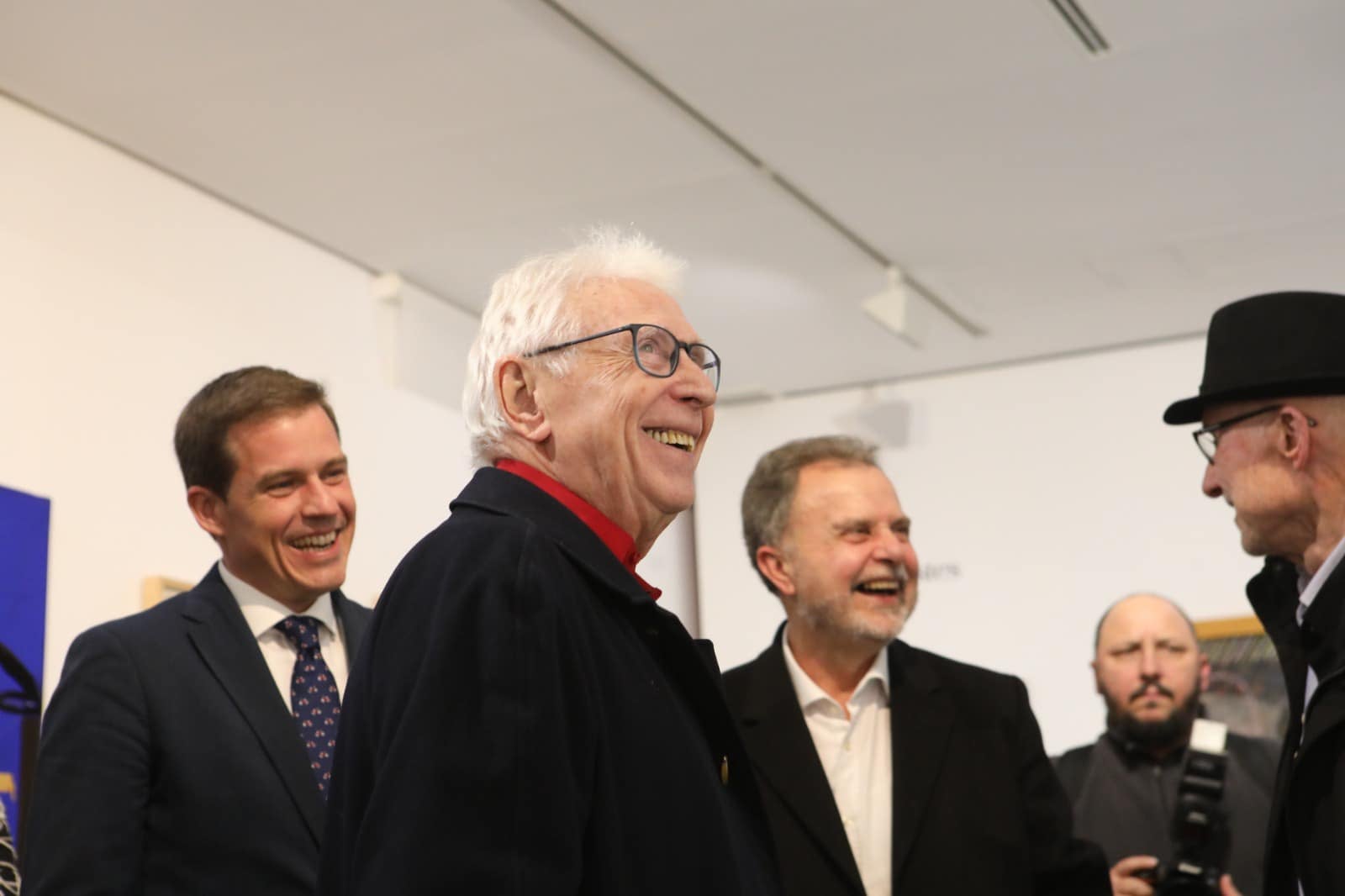 Raimon, en la inauguració de l’exexposició de 2023 a Xàtiva. A l’esquerra, l’acalde Roger Cerdà.