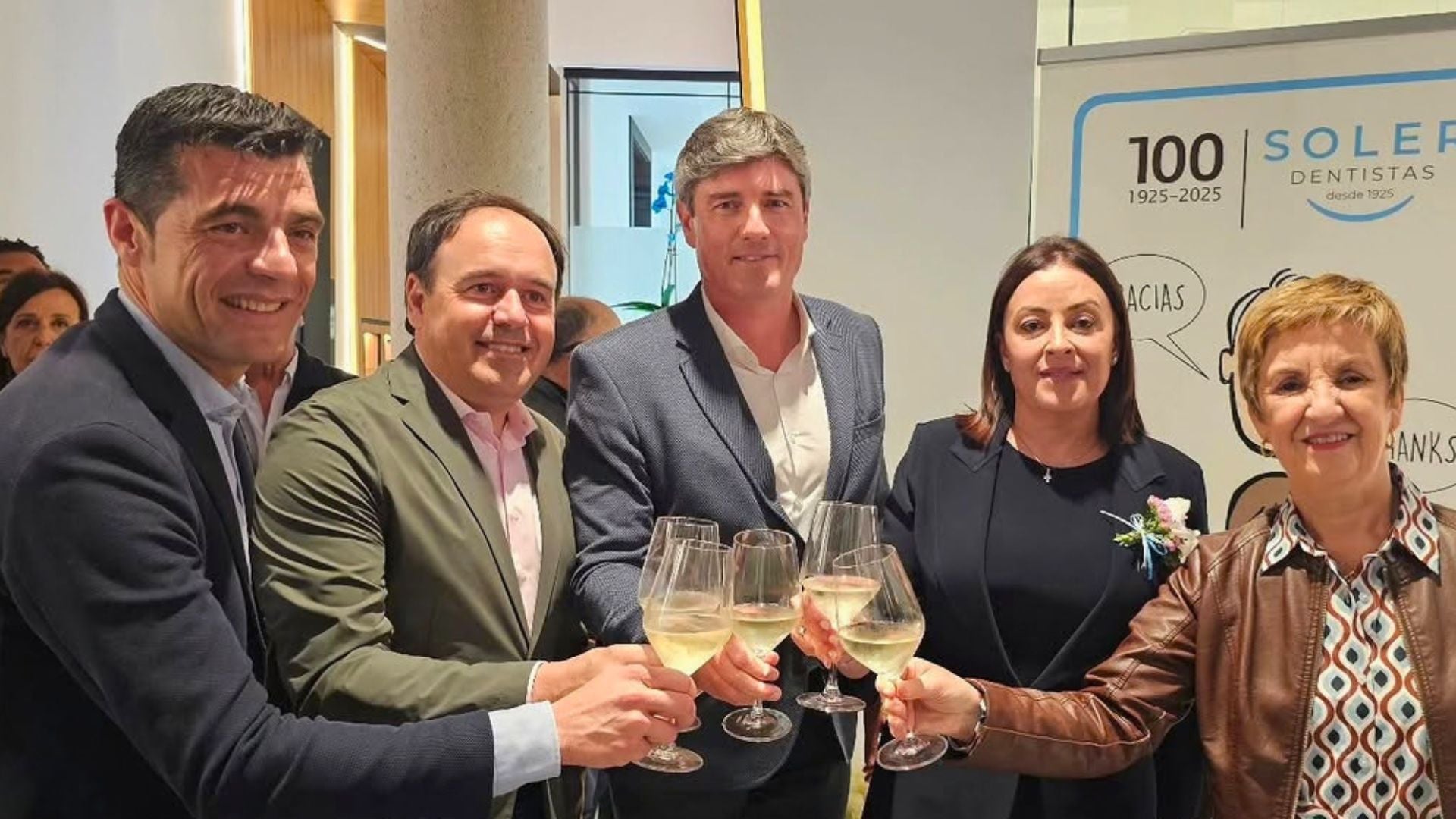 Segon per l'esquerra, Juan Francisco Pérez Llorca (president de la Generalitat); al centre, Marcos Zaragoza (alcalde de la Vila Joiosa), i primera per la dreta, Marian Cano (consellera de Turisme i germana de Bernabé Cano)