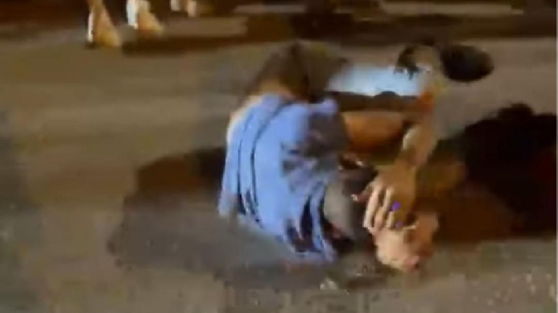 Frame del vídeo que mostra l'agressió