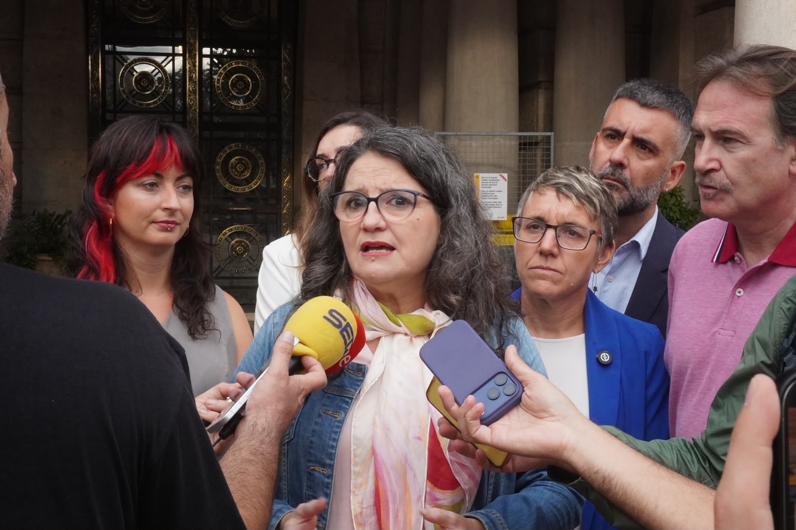 Mónica Oltra amb el grup municipal de Compromís a València davant la porta de l'Ajuntament