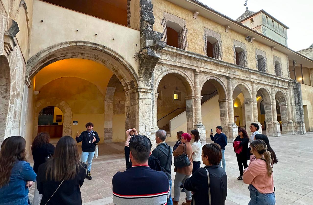 Visita treatralitzada a Cocentaina per la Fira de Tots Sants