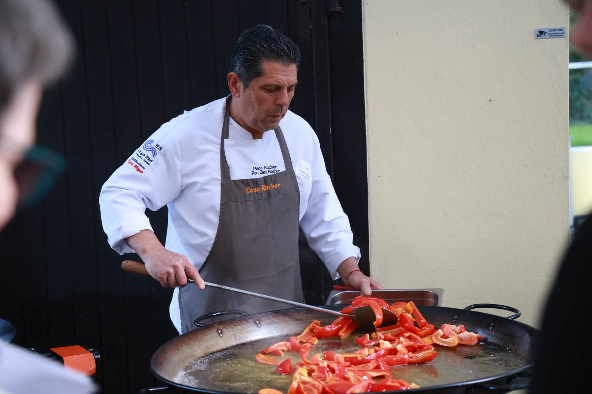 Paco Rocher, del restaurant Casa Rocher, en Bremen cuinant una paella.