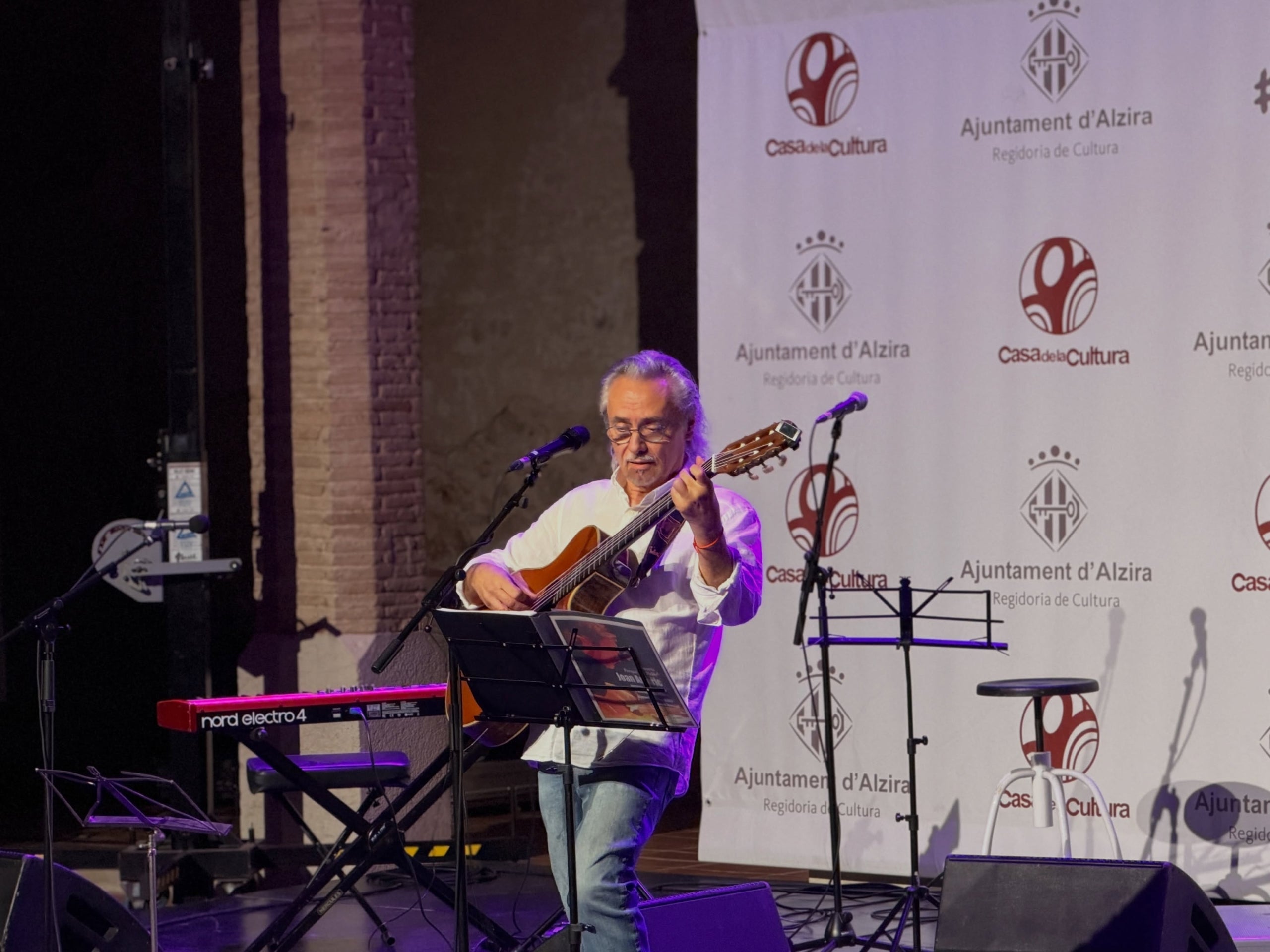 Joan Amèric, divendres en un moment del recital a Alzira.