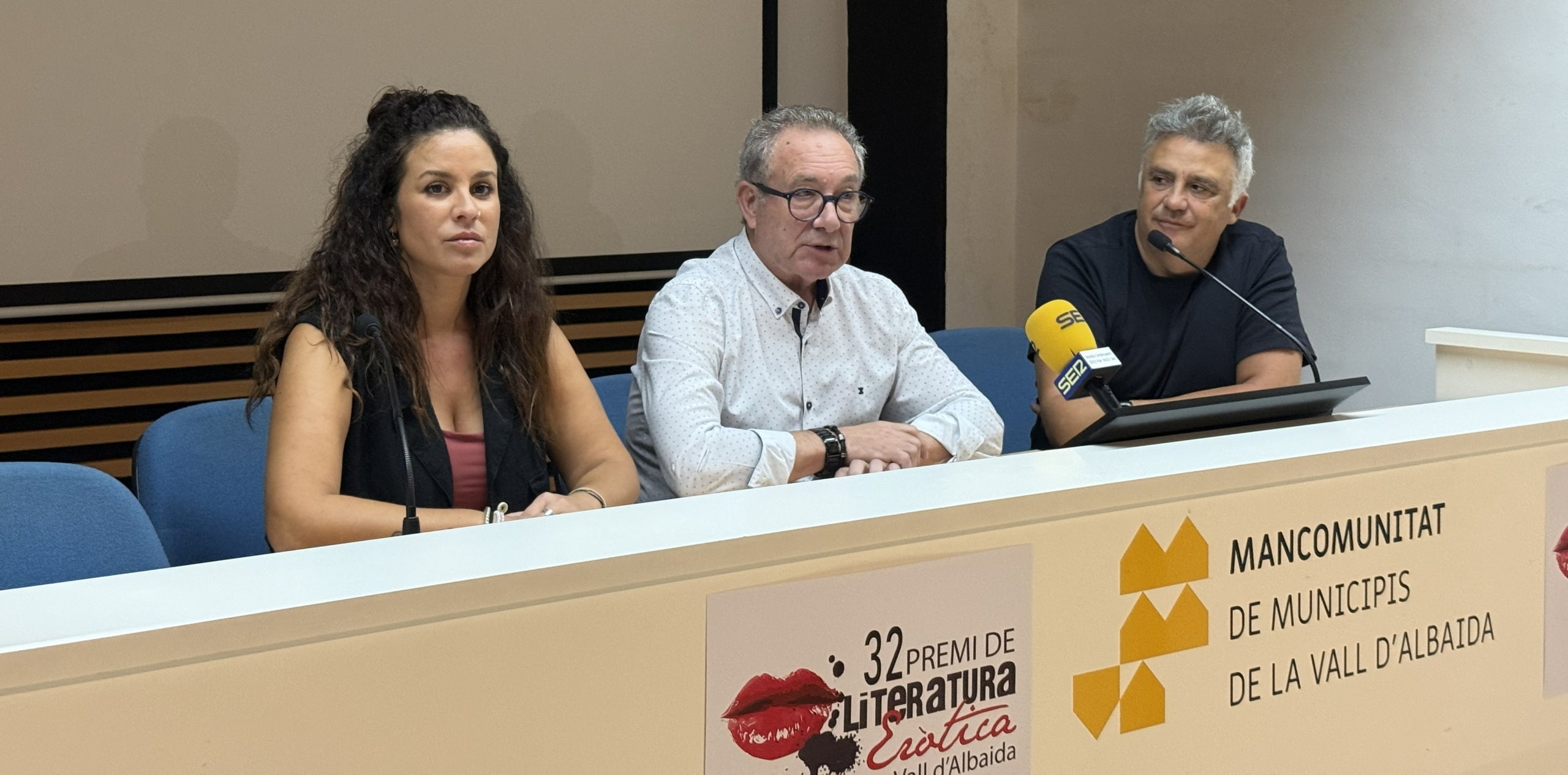Yolanda Úbeda, Ismael Sanvíctor i Lluís Muñoz, hui en la presentacio del XXXII Premi de Literatura de la Vall d’Albaida.