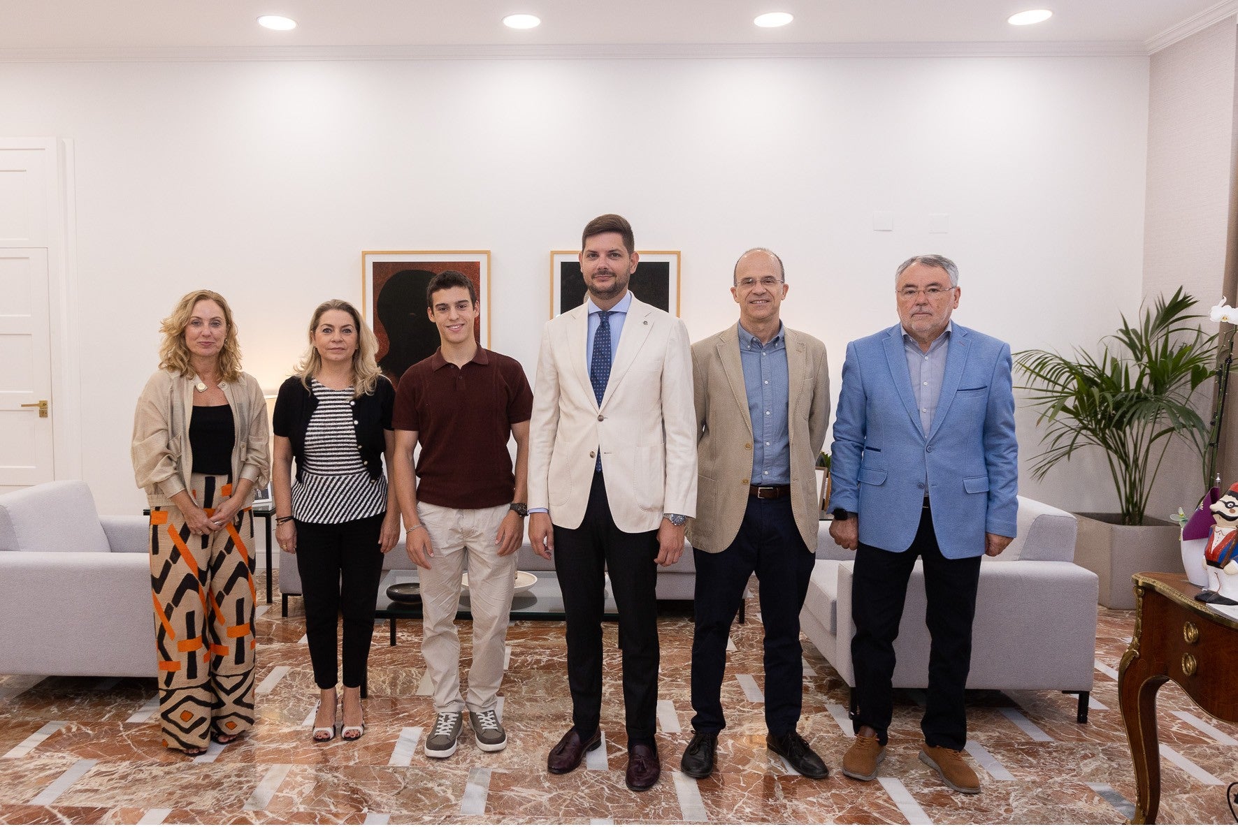 D'esquerra a dreta, la tècnica Paula Fayos; la regidora Elena Moncho; Mario Ribelles; l’alcalde Prieto, Vicenç Almenar, director del Campus de la UPV, i Ramón Soler, vicepresident de FAES, durant la recepció municipal.