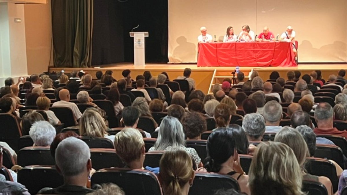Més de 500 persones van omplir l'Auditori d'Aiora en l'assemblea de la Plataforma contra el Macroabocador de Zarra