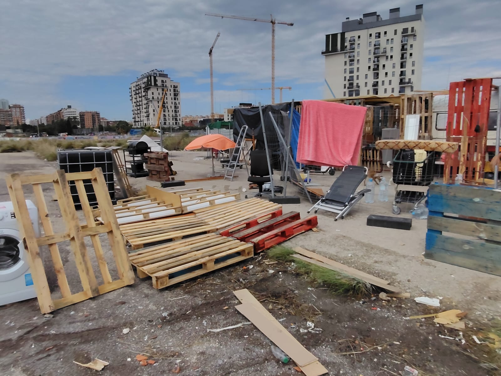 Barraques destruïdes per la pluja, aquest matí a l'antic circuit de la Fórmula 1 de València