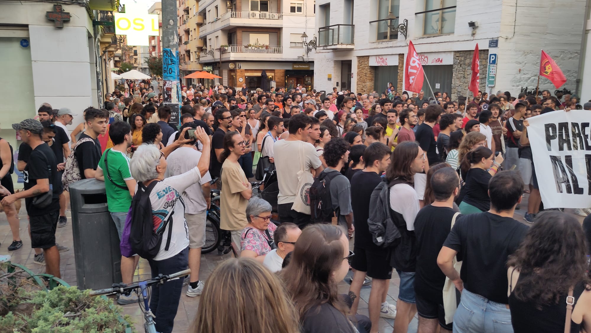 A València, centenars de persones van concentrar-se a la plaça de Benimaclet per denunciar el racisme