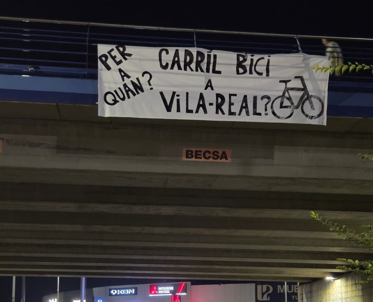 Pancarta reclamant el carril bici entre Castelló de la Plana i Vila-real, promés fa 8 anys