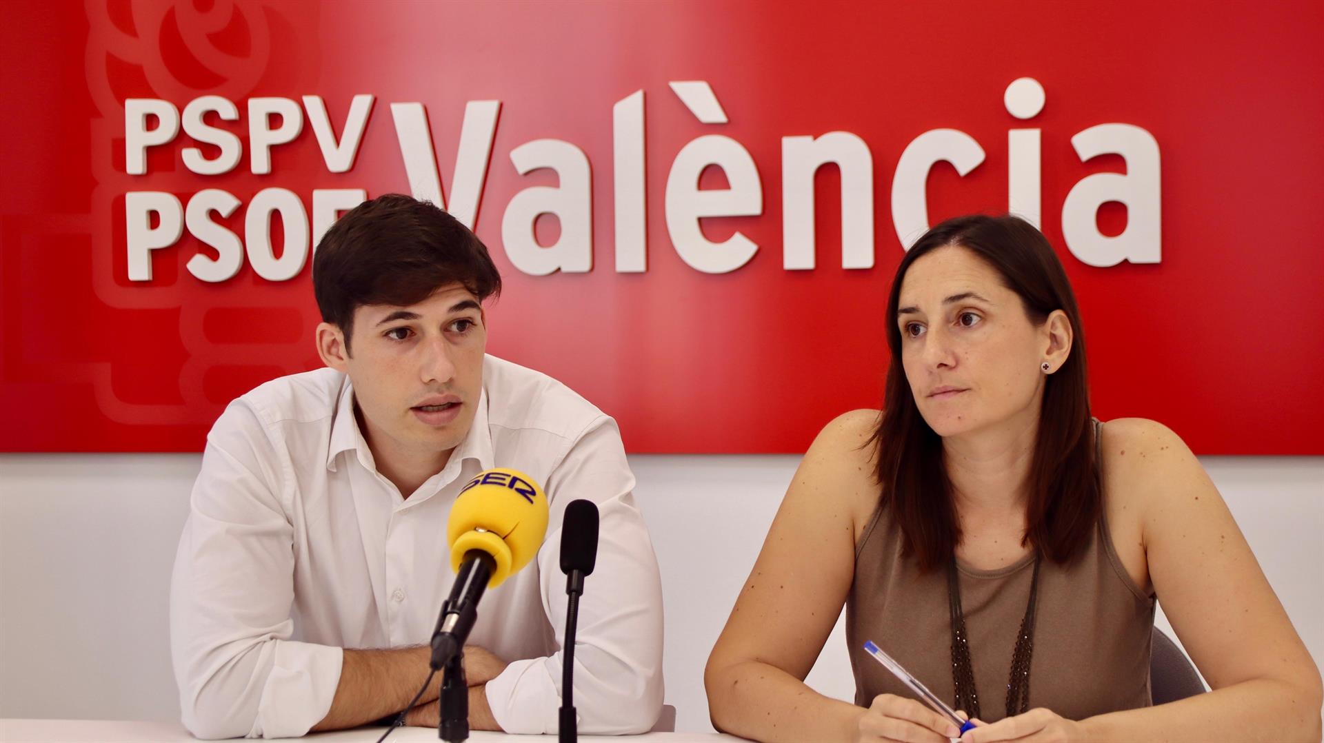 El portaveu del PSPV a l'Ajuntament de València, Borja Sanjuan, i l'edil d'aquesta formació Elisa Valía, en roda de premsa