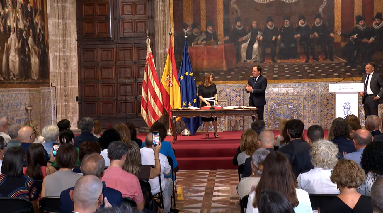 Maria Àngels Francés prenent possessió del càrrec davant del President Pérez Llorca
