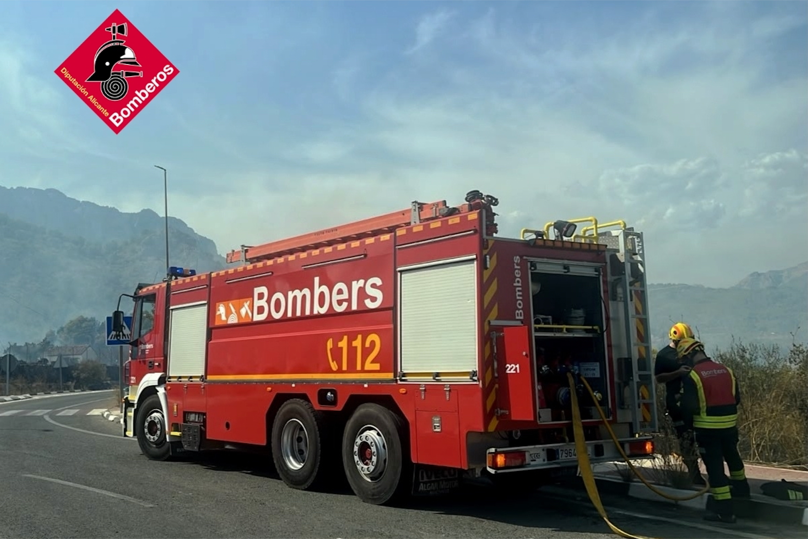Bombers treballant en les tasques d'extinció de l'incendi forestal de de Polop | Consorci de Bombers d'Alacant