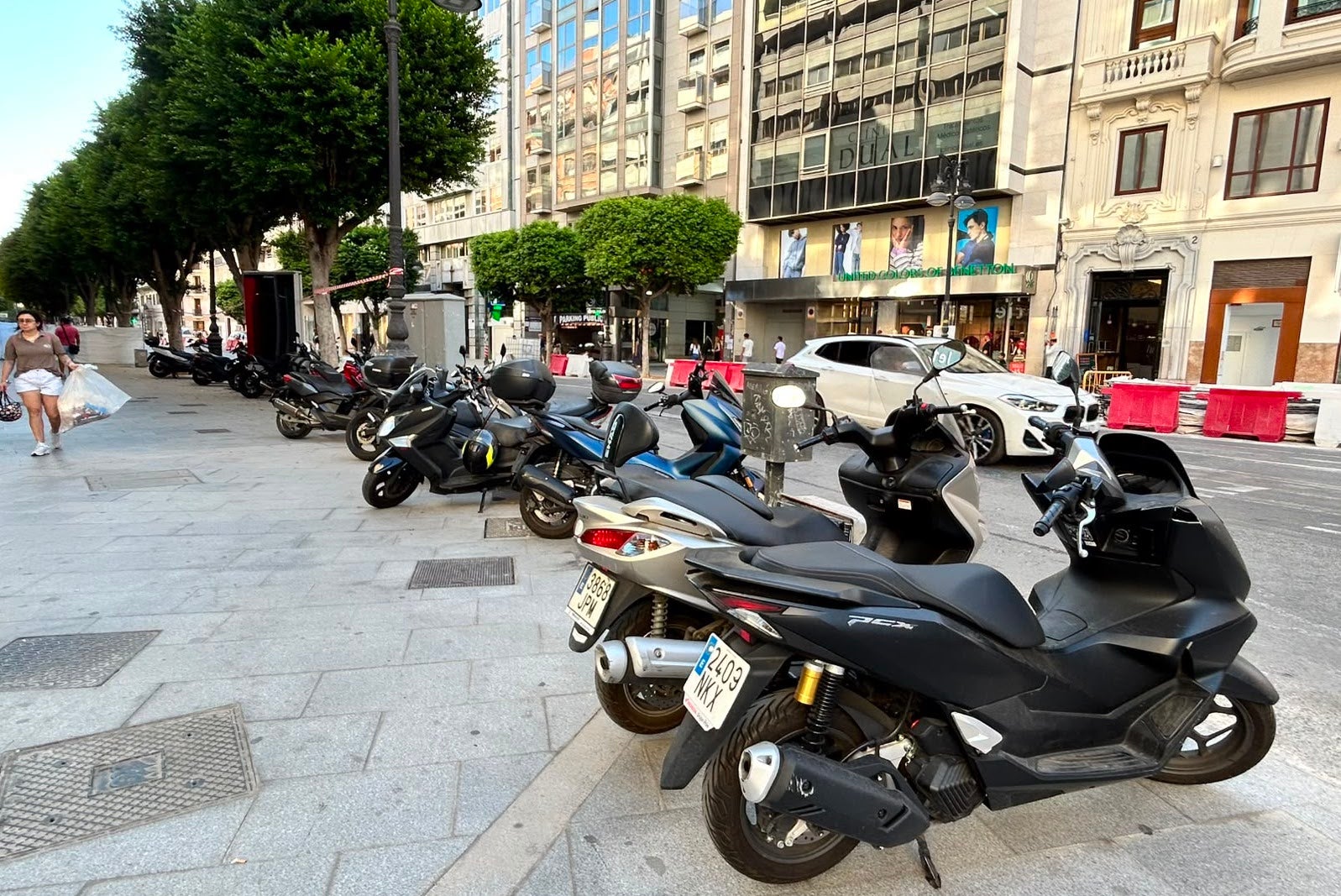 Les motos tornen a ocupar les voreres del carrer de Colom de València després de la reforma de M. José Catalá