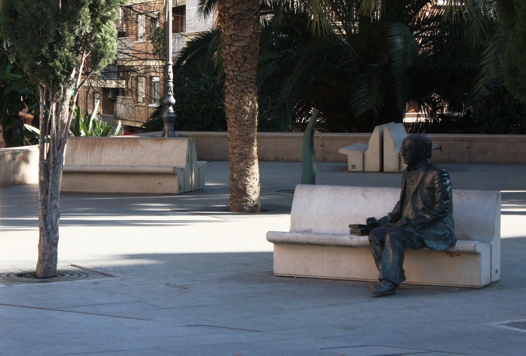 Estàtua de Vicent Andrés Estellés a Burjassot.