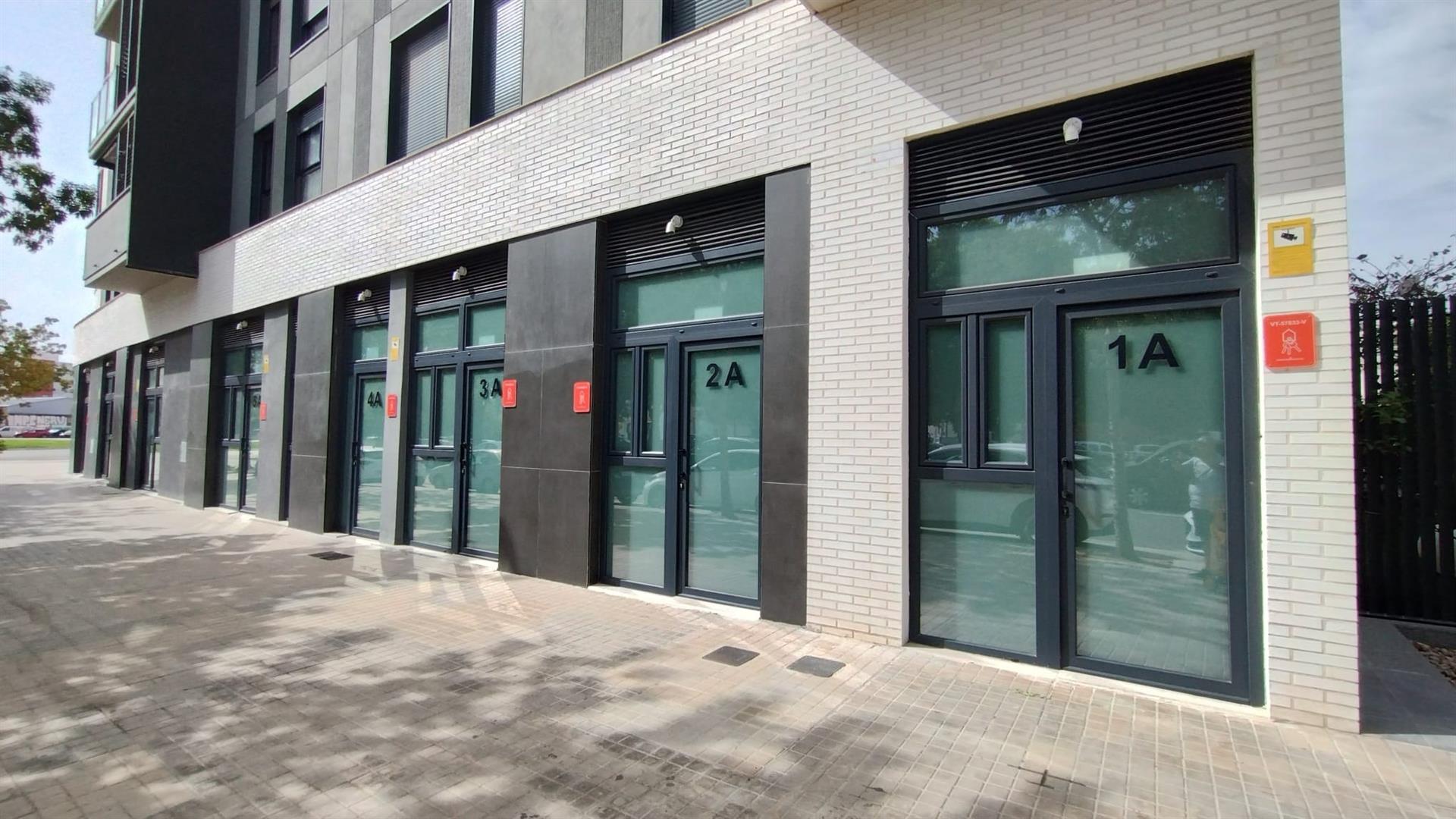 Una de les façanes de Residencial Nicet amb els pisos ocupant el 100% dels baixos.