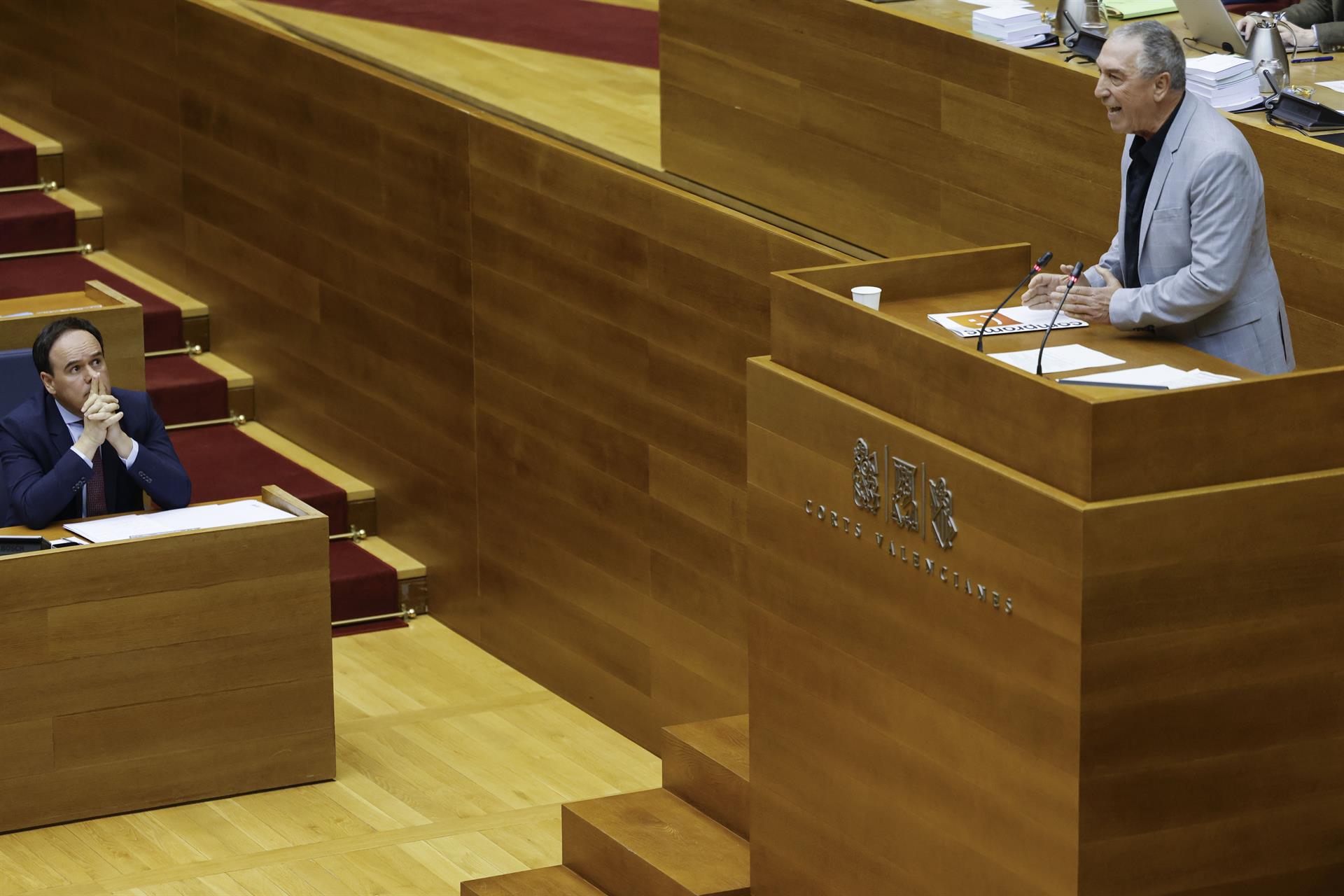 El síndic de Compromís, Joan Baldoví, i el president de la Generalitat, Pérez Llorca a Les Corts | Rober Solsona | EP