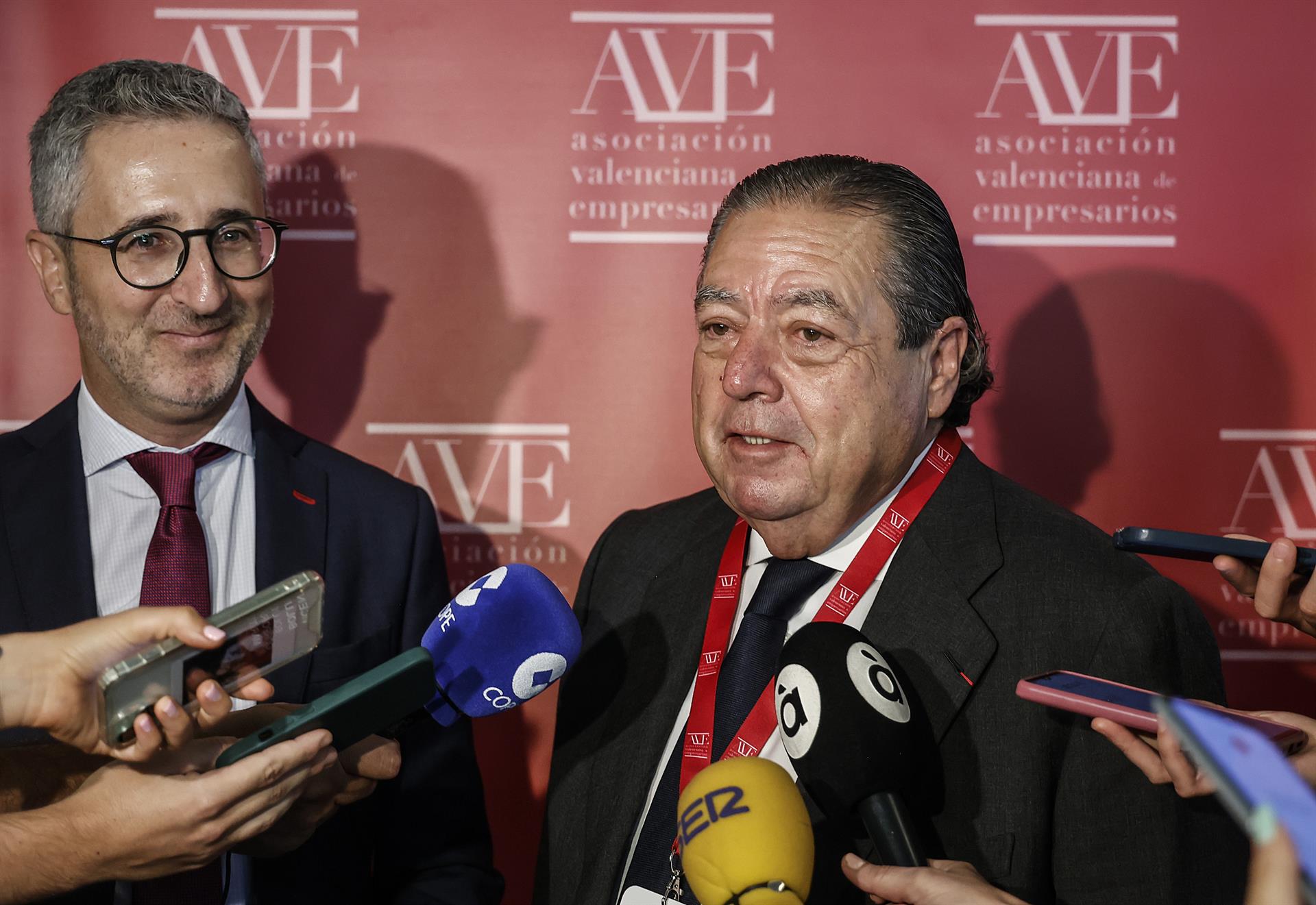 El president de l'Associació Valenciana d'Empresaris (AVE), Vicente Boluda, i el ministre d'Hisenda, Arcadi España, en una imatge d'arxiu | EP