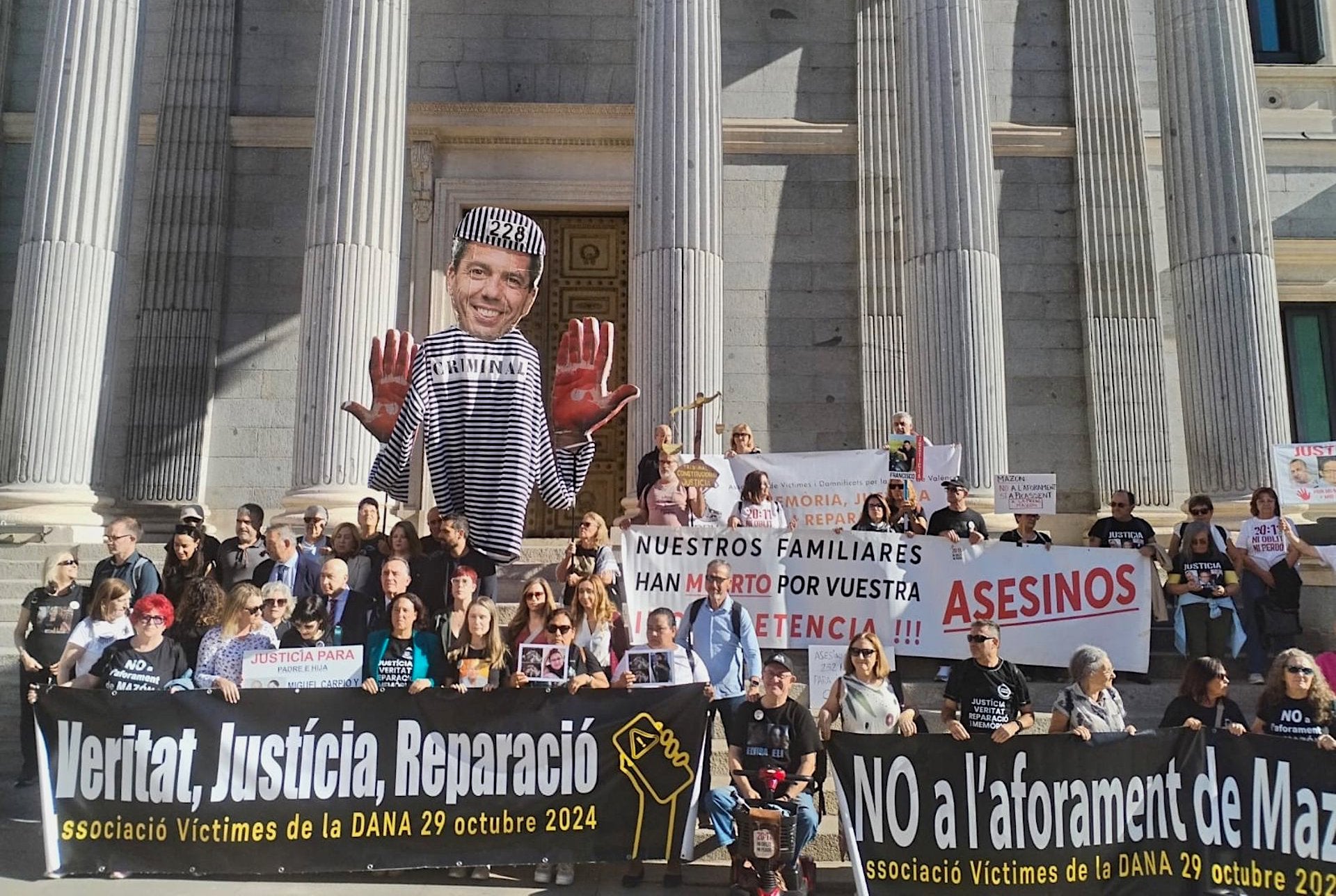 Víctimes de la dana protesten davant el Congrés espanyol per a exigir a Mazón que deixe la política: 'Ni més versions ni mentides' | EP