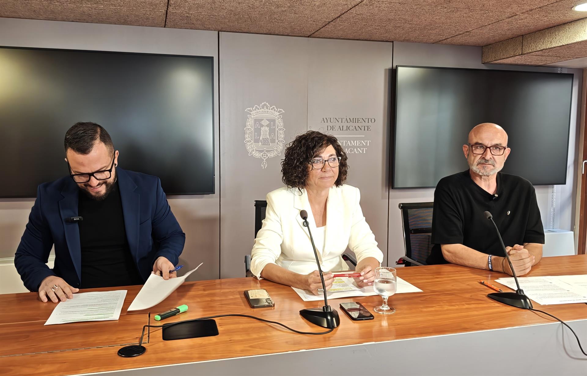 Roda de premsa dels portaveus del PSPV, Trini Amorós; Compromís, Rafa Mas, i EU-Podem, Manolo Copé, a l'Ajuntament d'Alacant | EP