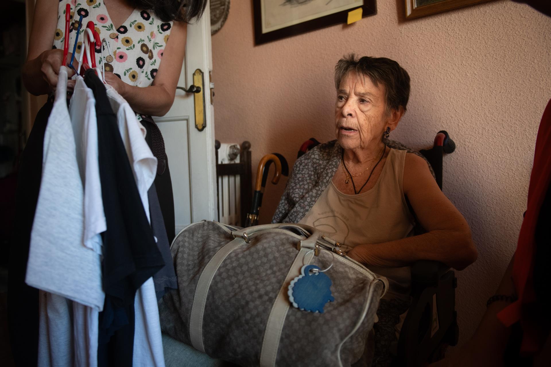 Maricarmen prepara una bossa amb les seues coses, el 23 de setembre del 2026, a Madrid | Fernando Sánchez | Europa Press