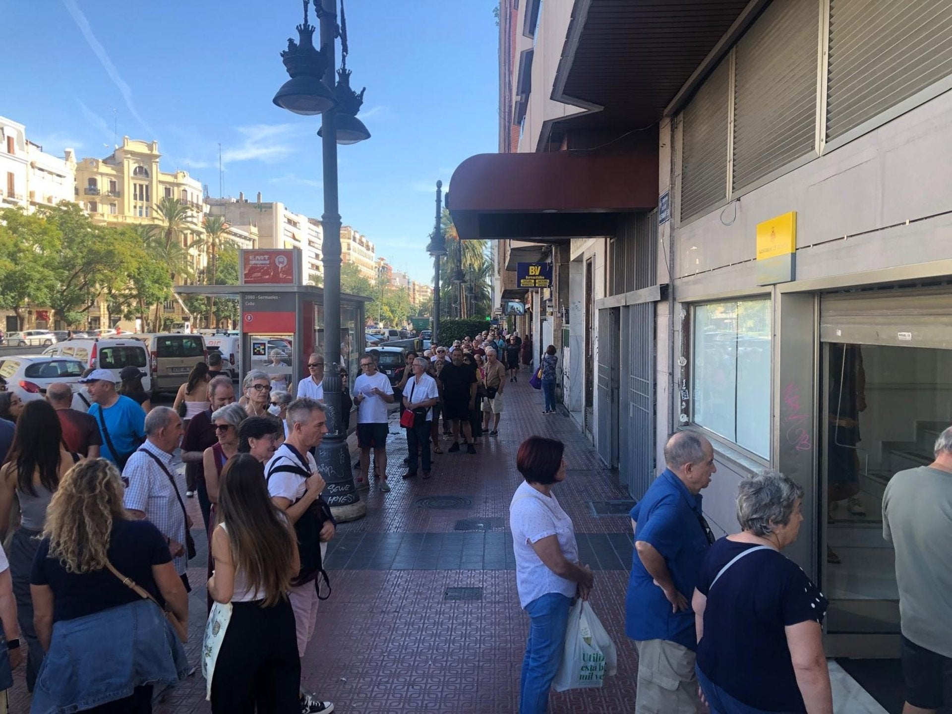 Cua davant de l'oficina habilitada per l'Ajuntament de València | EP