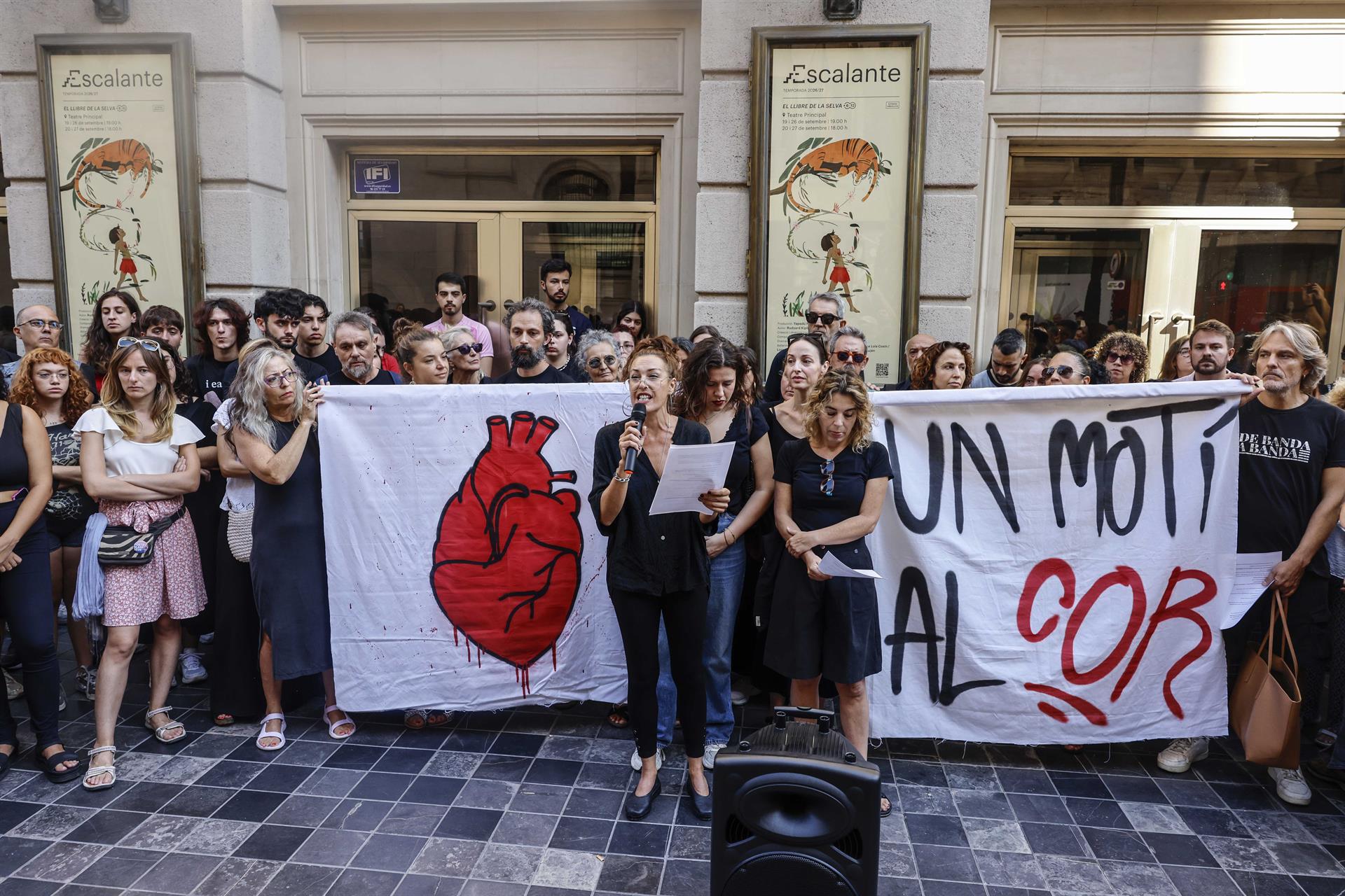 Concentració en protesta pel tancament del Teatre Principal de València | Rober Solsona | EP
