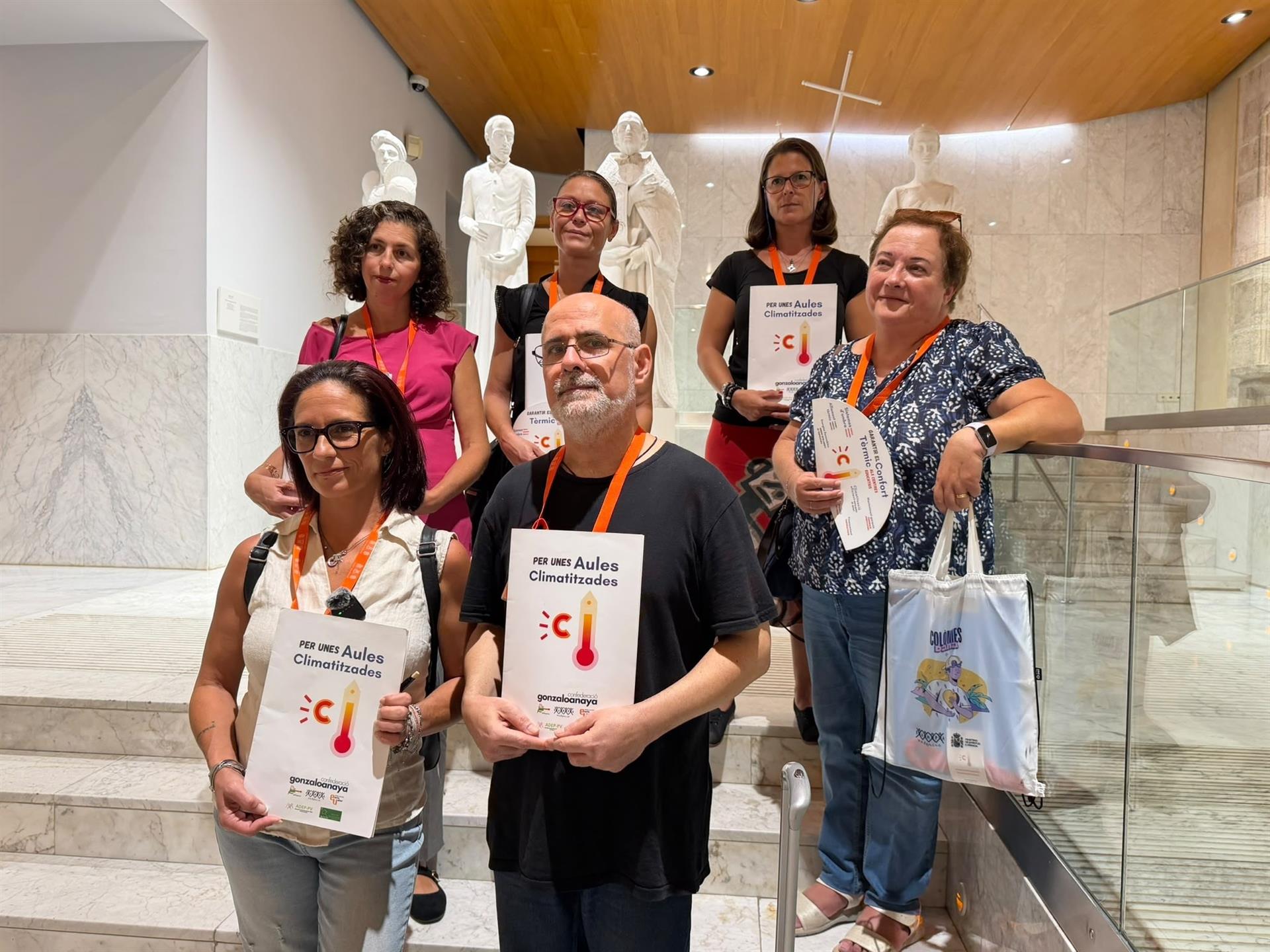 El grup promotor de la ILP 'Per unes aules climatitzades' a Les Corts | EP