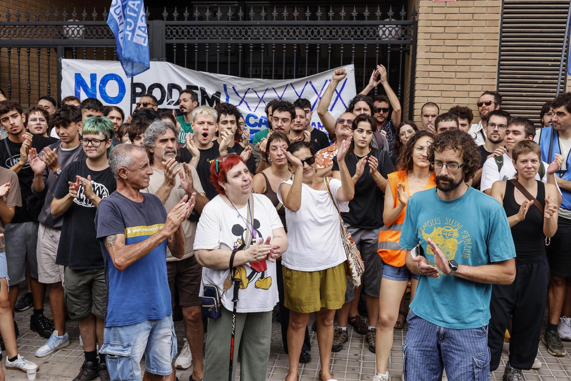 Daniel, a la dreta, envoltat de persones que l'han recolzat hui per evitar el seu desnonament | Rober Solsona | Europa Press
