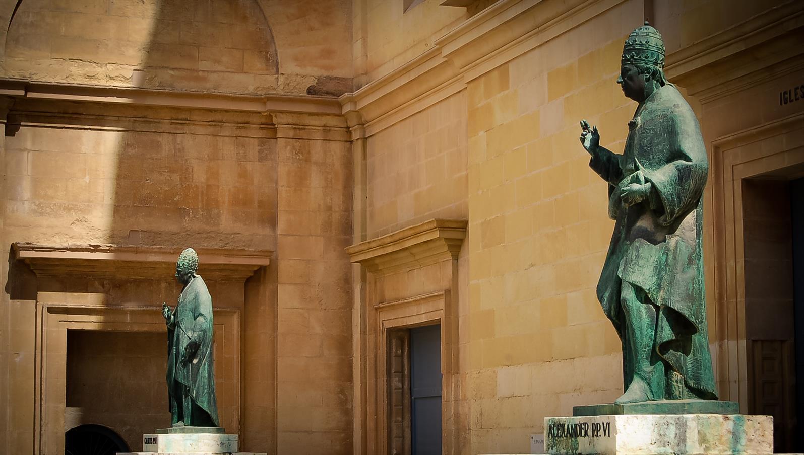 Estàtues dels papes Calixte III i Alexandre VI davant de la Seu de Xàtiva.
