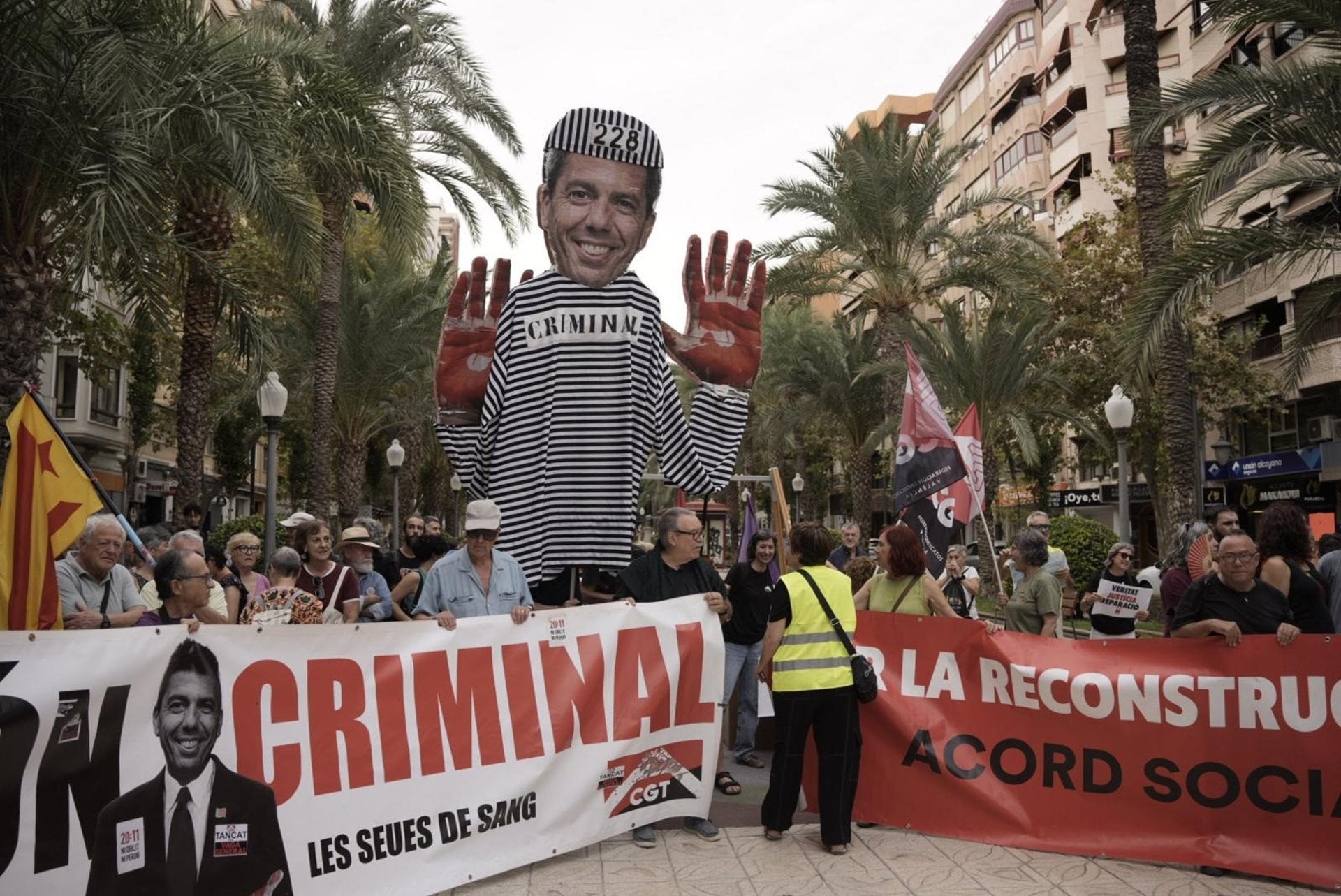 26/09/2026 Concentración celebrada este sábado ante la sede del Consell en Alicante para protestar contra la 'impunidad' del 'expresident' de la Generalitat Carlos Mazón por su gestión de la dana del 29 de octubre de 2024.

La concentración convocada por asociaciones de víctimas de la dana del 29 de octubre de 2024, que dejó 232 personas fallecidas, y por entidades sociales y sindicales ha salido este sábado por primera vez de la provincia de Valencia y se ha celebrado en Alicante para protestar contra la 'impunidad' del 'expresident' de la Generalitat Valenciana, Carlos Mazón, en la gestión de las riadas.

SOCIEDAD 
ROBERTO PLAZA / EUROPA PRESS