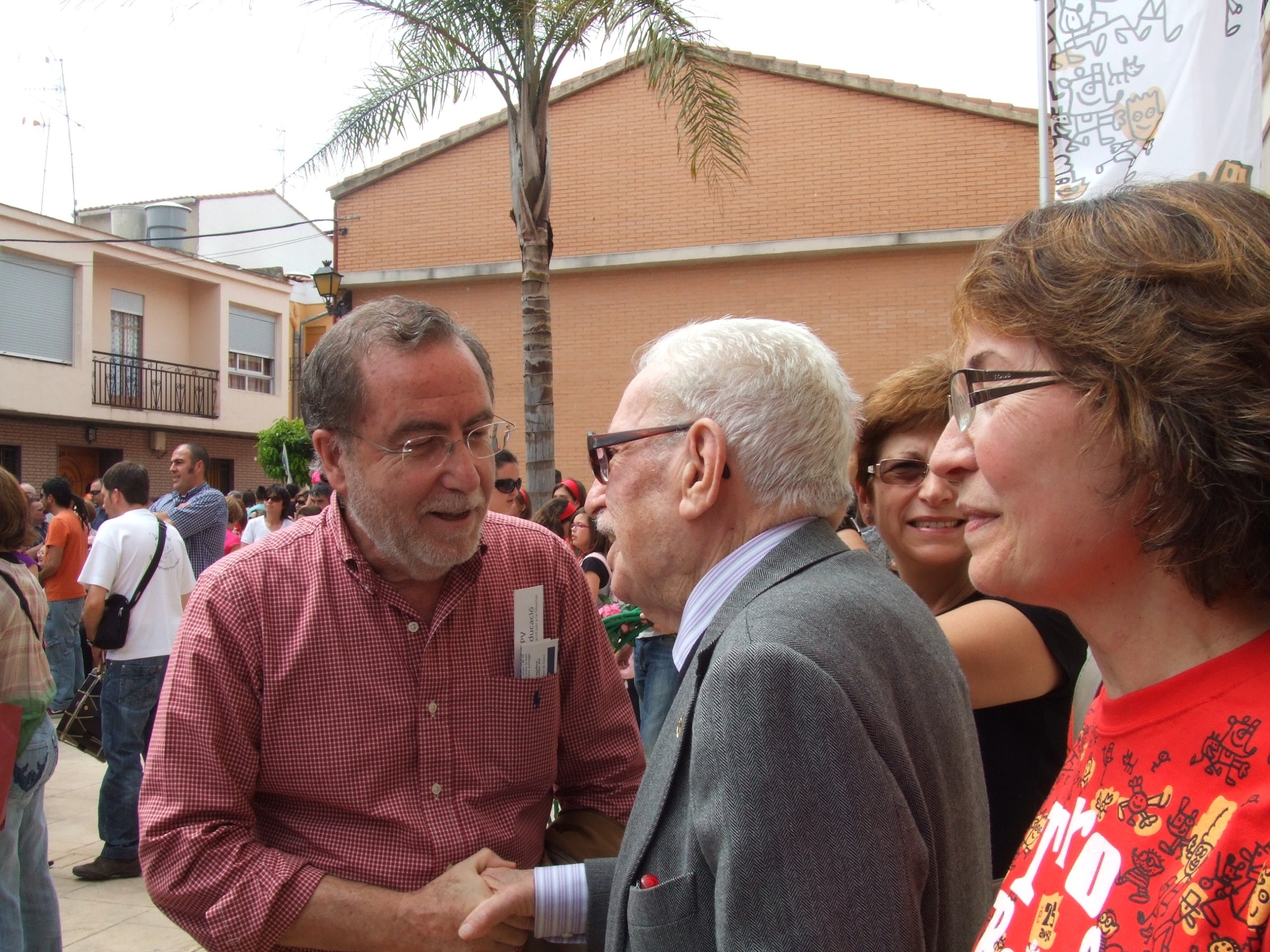 Manuel Boix amb Josep Bausset en la Trobada de les Escoles en valencià, el 2010