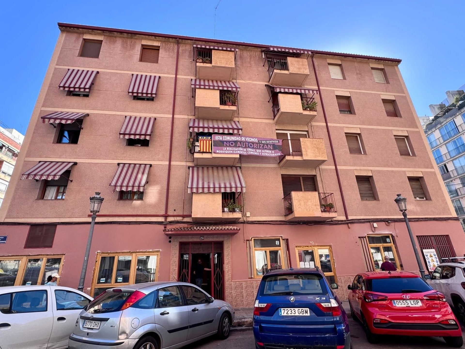 Un jutjat ordena paralitzar unes obres per a apartaments turístics en uns baixos de València
