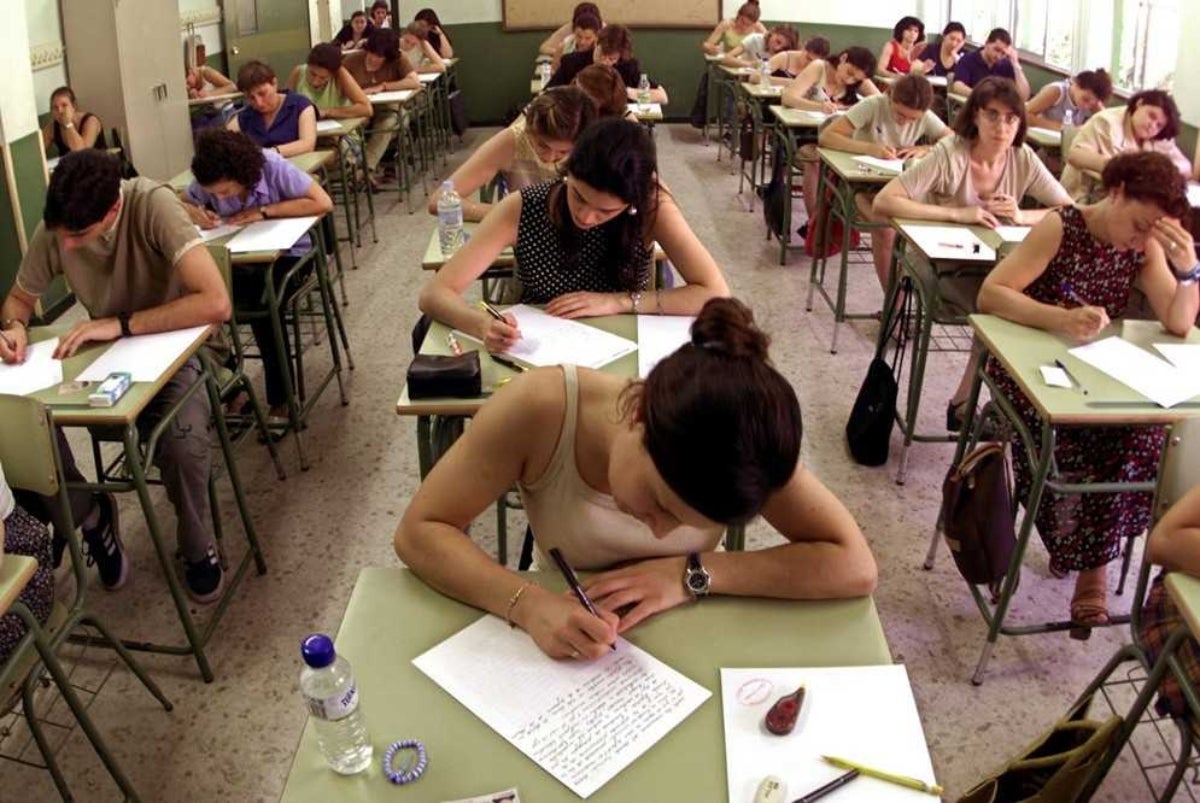 Opositors en ple examen en una imatge d'arxiu
