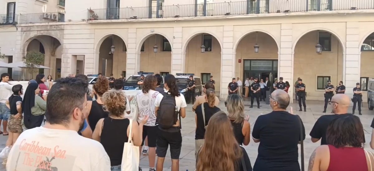 Desenes de persones van concentrar-se davant l'Audiència d'Alacant en solidaritat amb els acusats