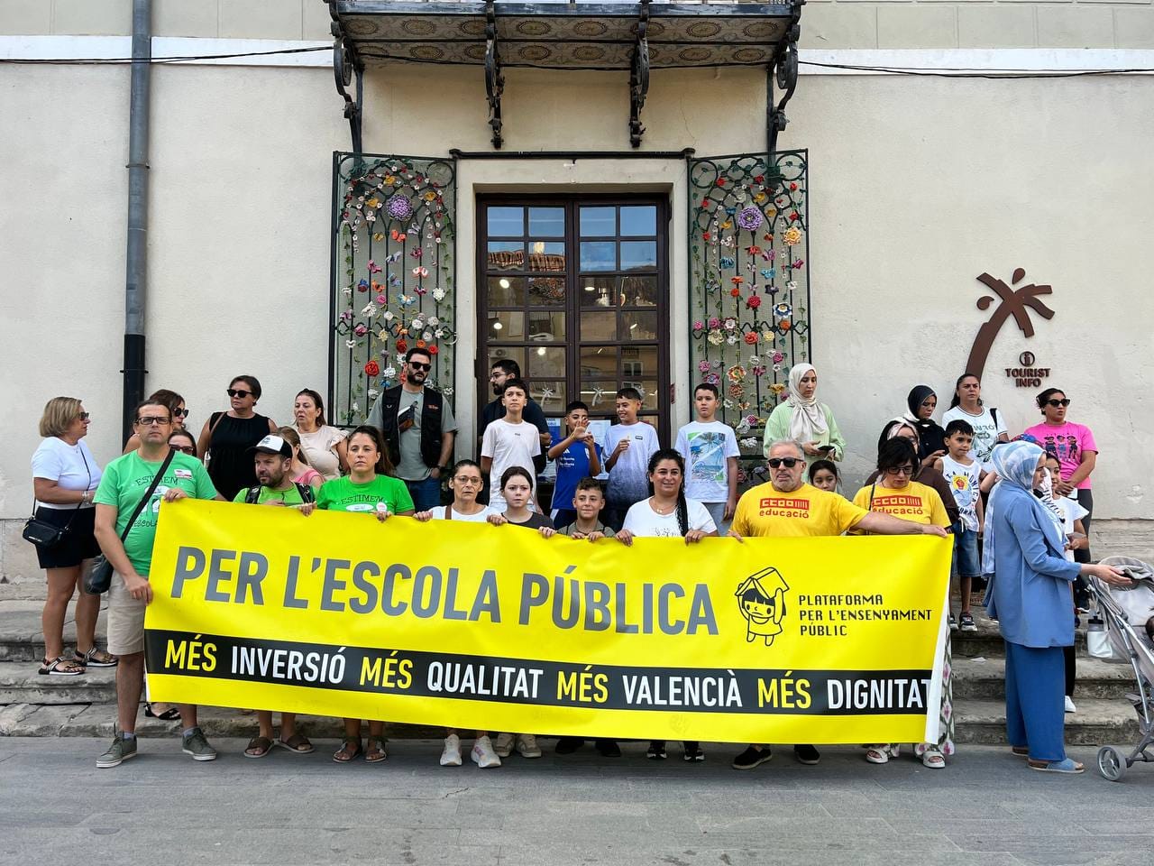 Protesta davant del CEIP Virgen de la Puerta