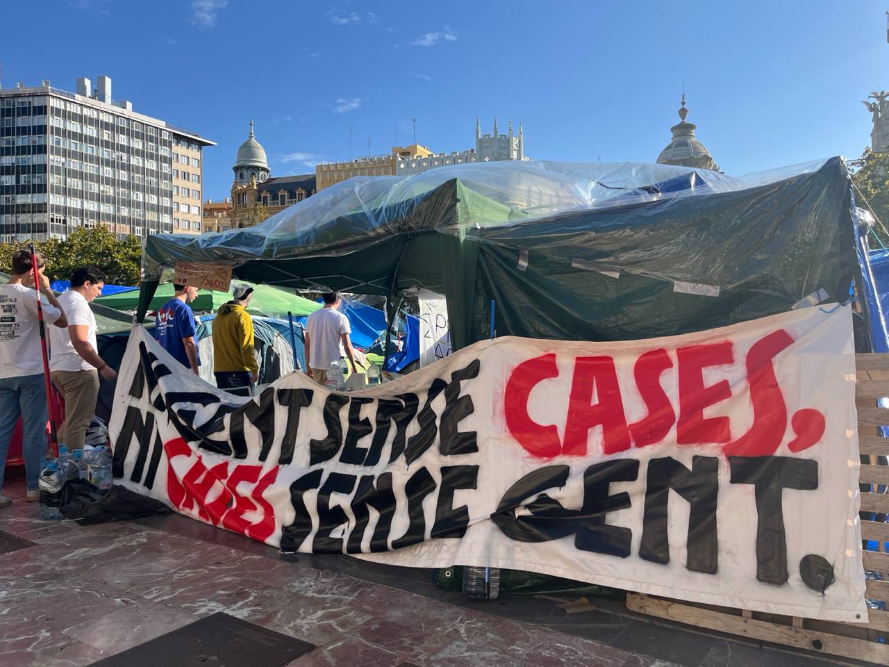 Acampada per l'habitatge a València | MVG | DLV