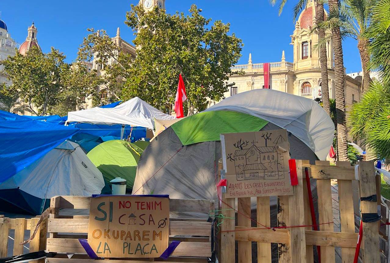 Acampada per l'habitatge a València | MVG | DLV