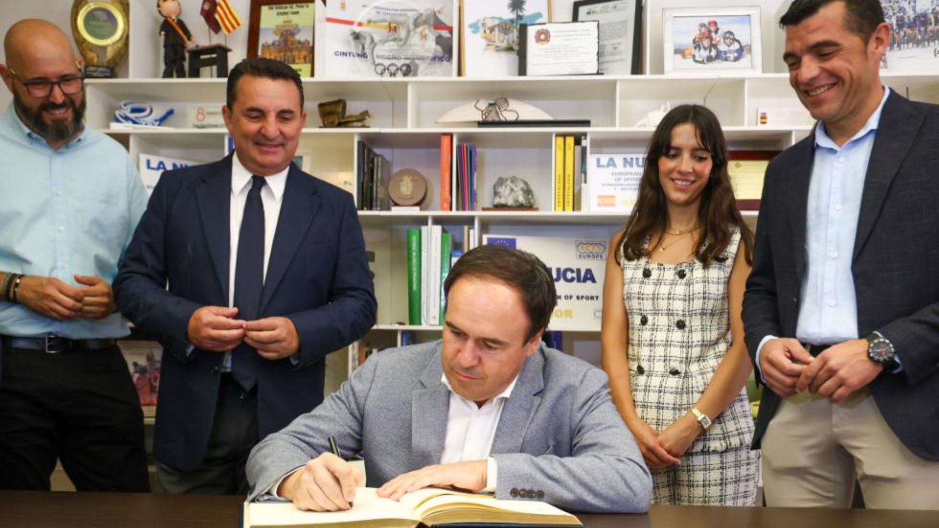 Vicente Ripoll, director general de Joventut, Bernabé Cano, alcalde de la Nucia i diputat provincial d'esports; Juan Francisco Pérez Llorca, president de la Generalitat Valenciana, Àngela Cano Lloret, directora d'anàlisi i estudis de la GVA, i Miguel Ángel Iborra, director general d'urbanisme i regidor de l'Ajuntament de La Nucia 