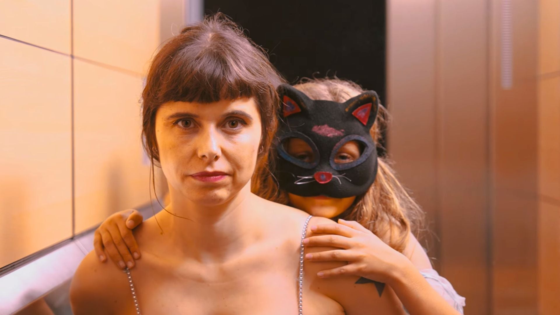 Aina Monferrer en la gravació del vídeoclip de 'Xicotet feixista'