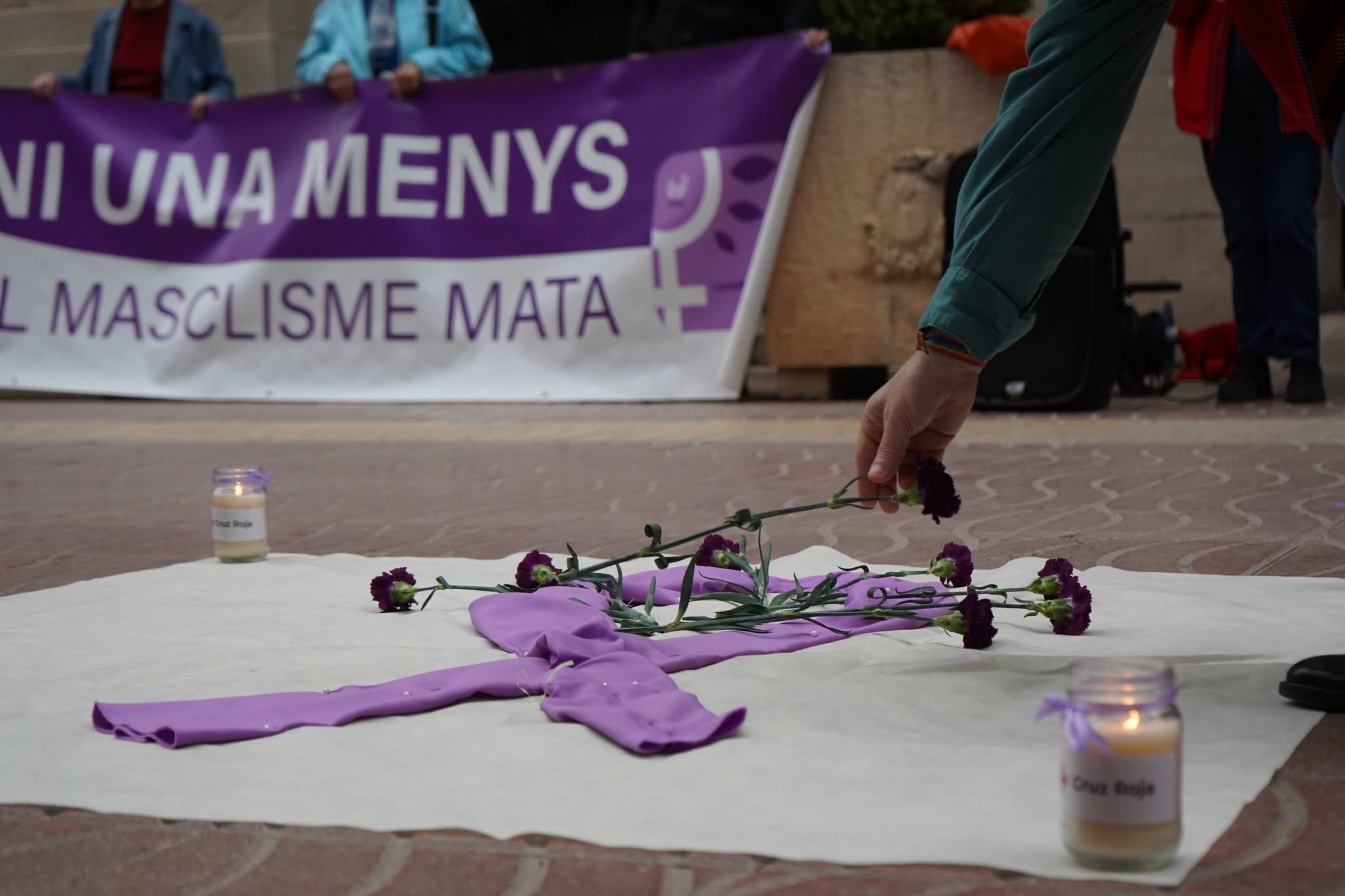Recordatori de les dones assassinades, el passat mes d’abril a les portes de l'Ajuntament de Xàtiva.