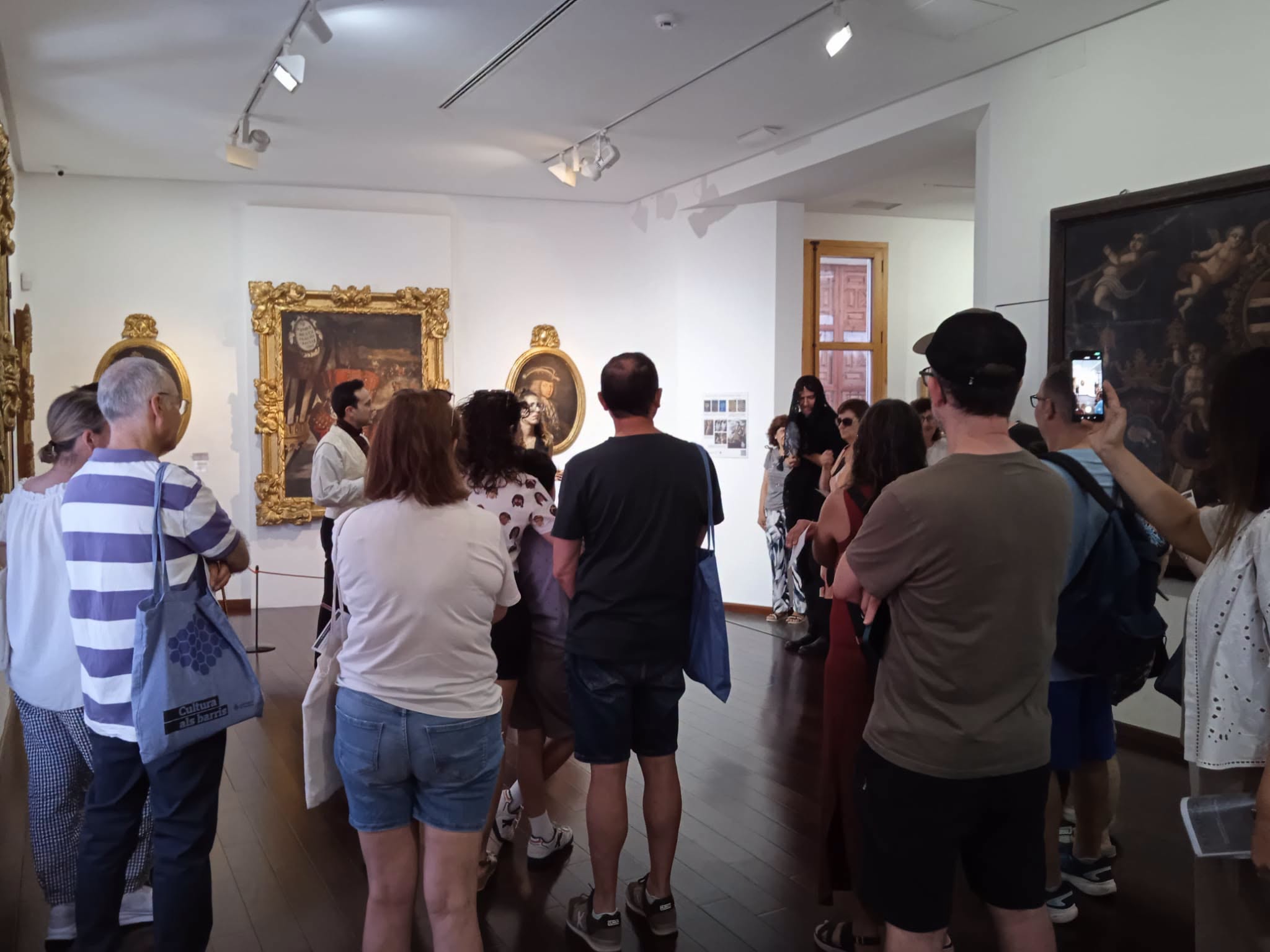 Visitants del museu de Xàtiva, davant el quadre capgirat de Felip V.