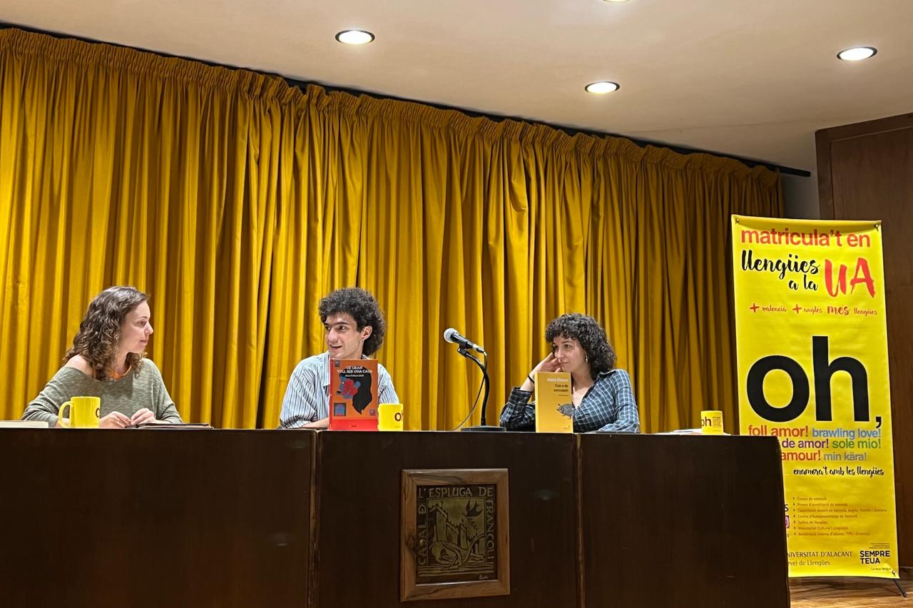 El poeta Mario Obrero, al centre, durant la seua intervenció