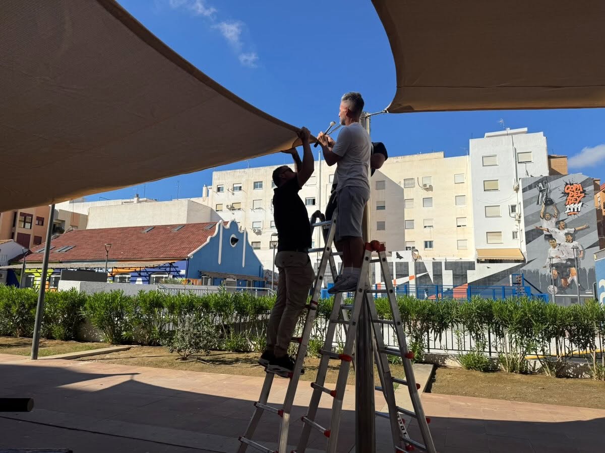 Una de les instal·lacions de zones d'ombra en la comarca de l'Horta Sud.